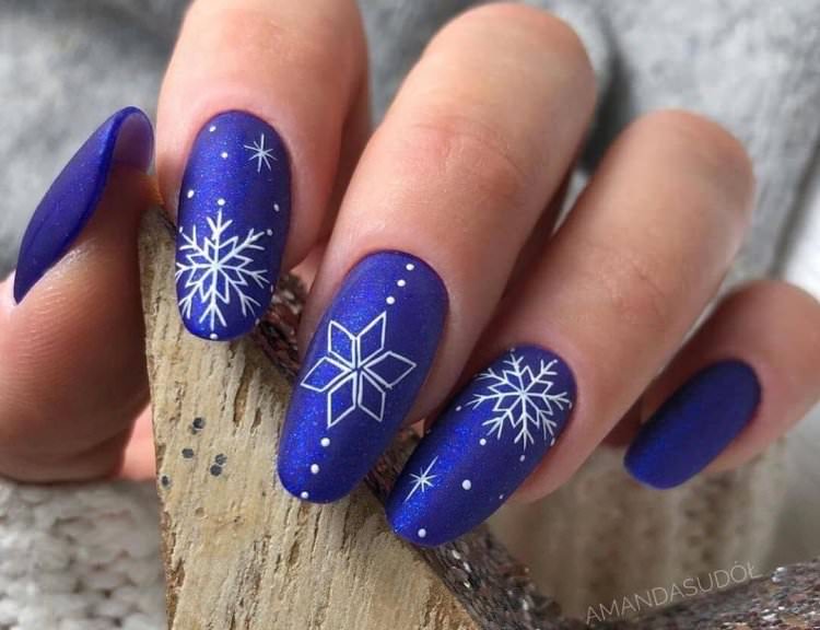 Сніжинки та сніговики на нігтях