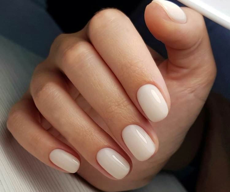 Білі покриття на короткі нігті