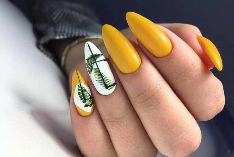 Жовтий манікюр на довгі нігті