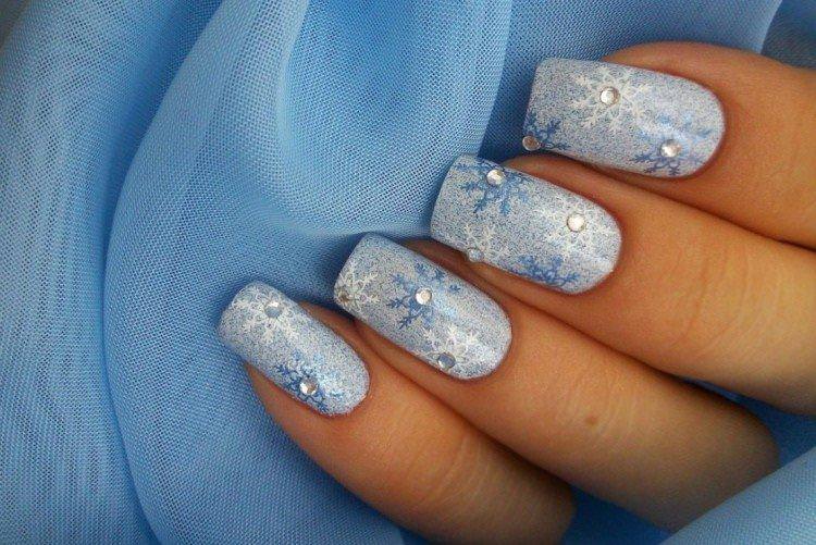 Блакитний манікюр зі сніжинками
