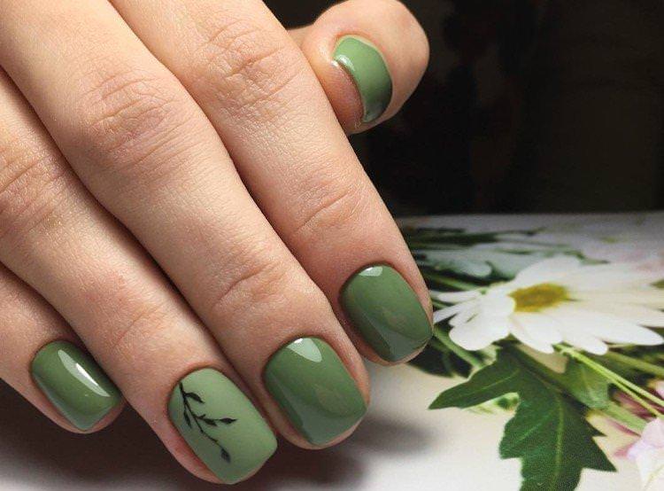Зелений манікюр на короткі нігті