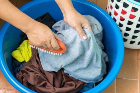 8 ефективних способів, як вивести плями від порошку на одязі після прання