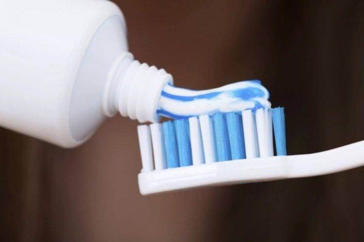 Зубна паста - як відмити жир з кухонних шаф