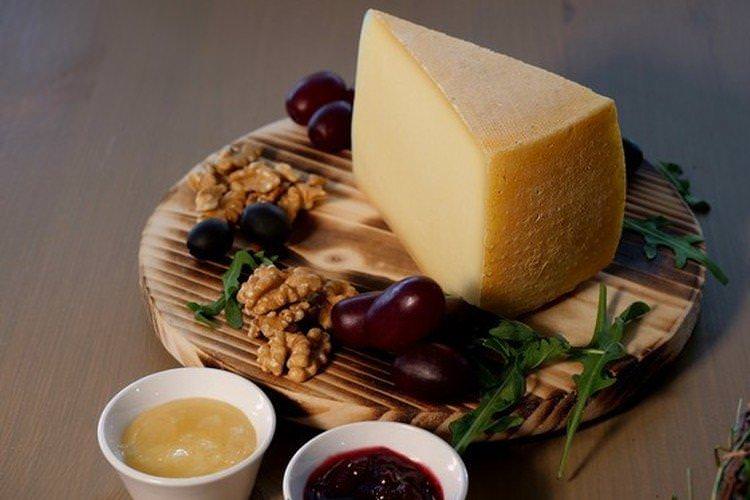Тирольський - Білоруські тверді сорти сиру