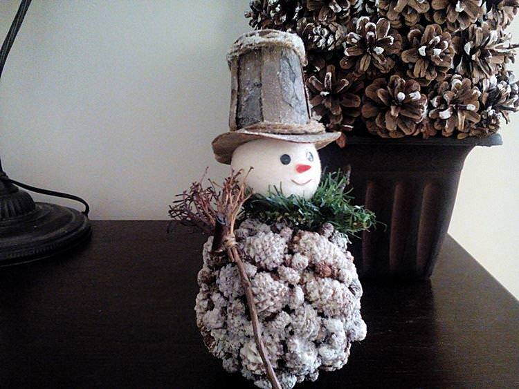 Сніговик - Новорічні вироби з шишок для дітей