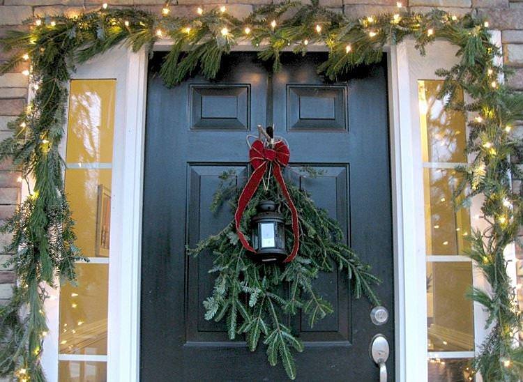 Ялинкові гілки - Як прикрасити вхідні двері на Новий рік