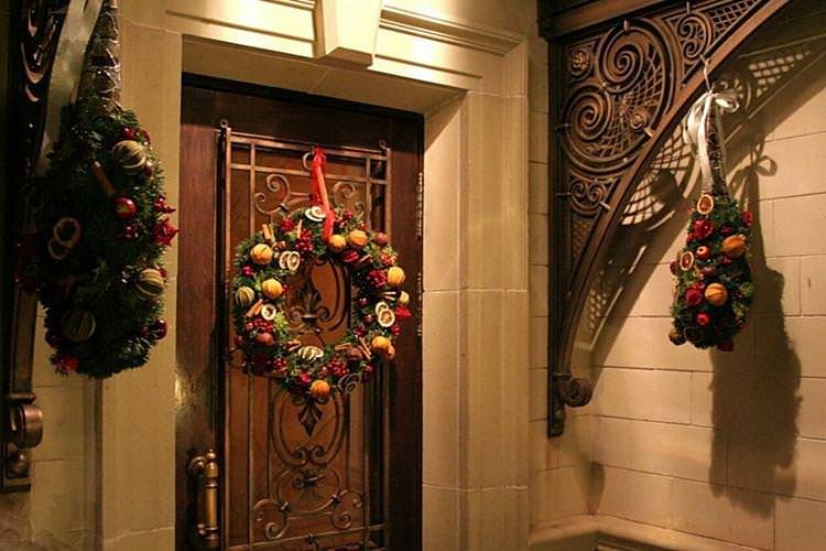 Як прикрасити вхідні двері на Новий рік - фото та ідеї