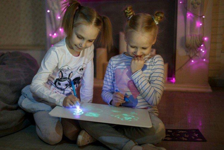 Світловий планшет - Що подарувати дитині на Новий рік