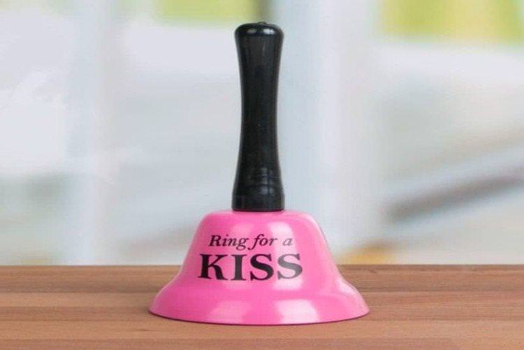 Дзвіночок для поцілунків - Що подарувати дружині на День народження