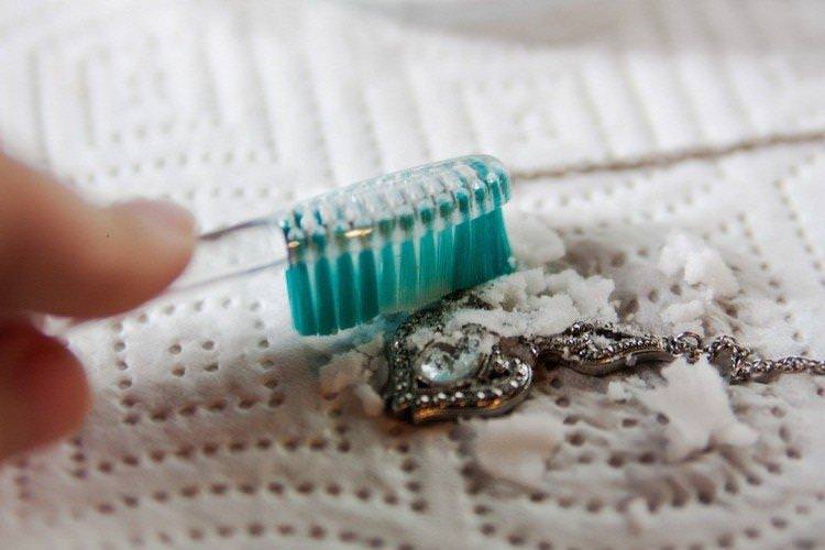 Зубний порошок - Як почистити срібний ланцюжок у домашніх умовах