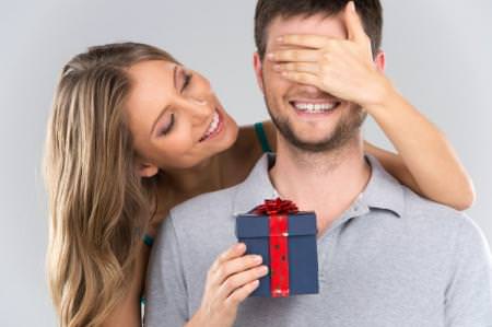 Що подарувати чоловікові на День народження: 50+ найкращих ідей подарунків