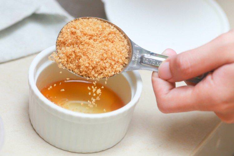 Поживний скраб для шкіри голови з медом і цукром у домашніх умовах