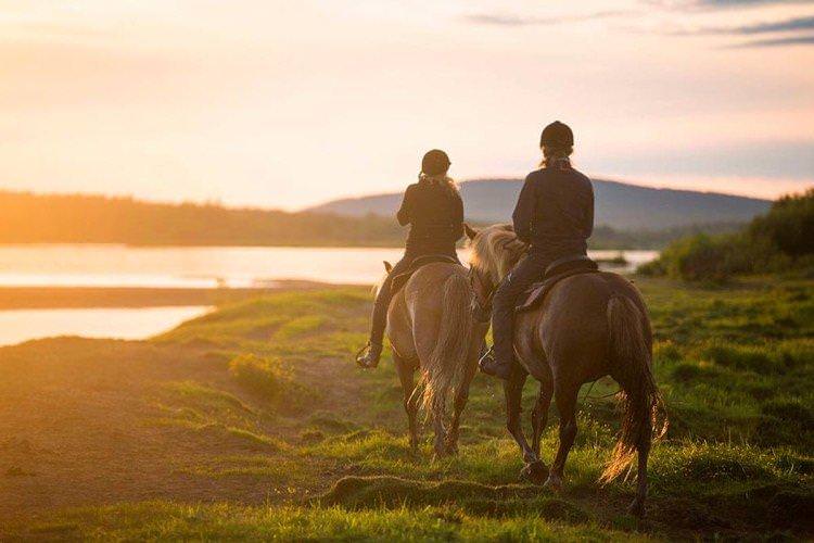 Прогулянка на конях - Що подарувати дівчині на День народження
