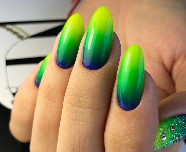 Різнобарвне омбре на нігтях - фото