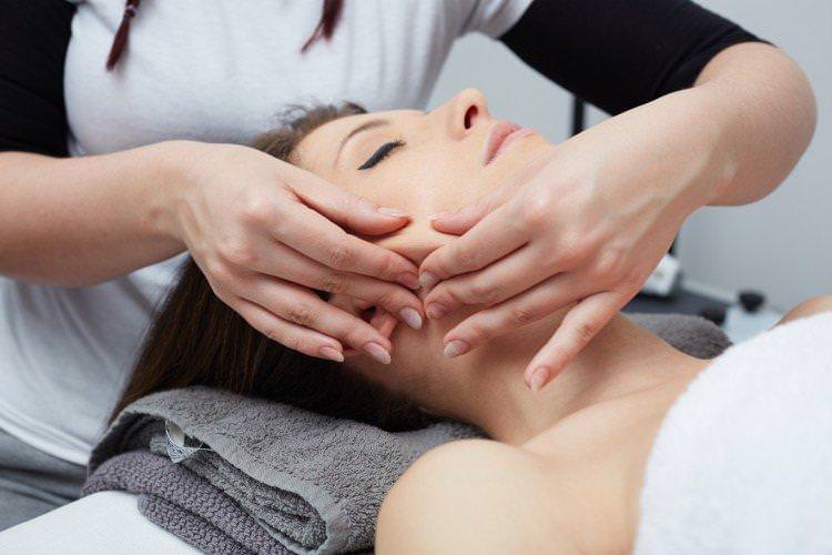 Щипковий масаж обличчя