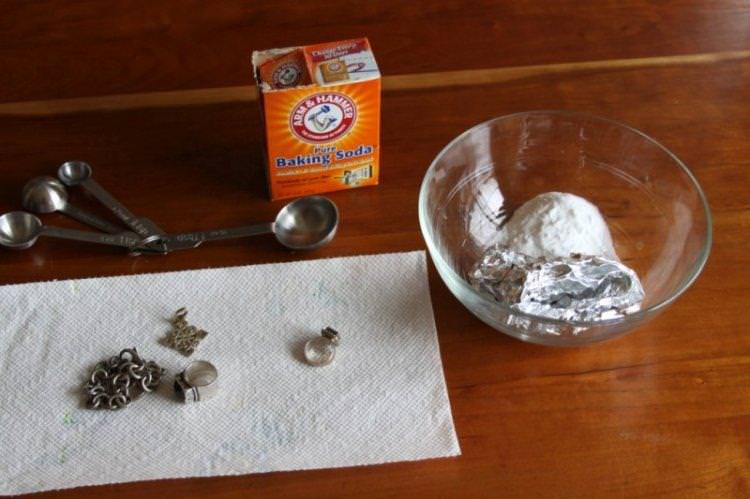Сода та алюмінієва фольга - Як почистити срібло в домашніх умовах
