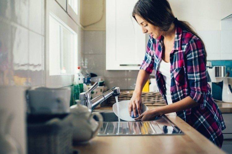 Миття посуду - Що повинна робити жінка по дому