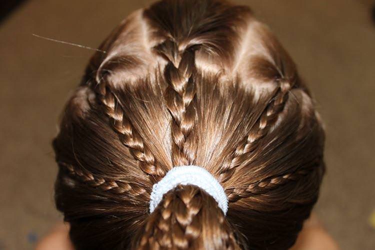 Хвіст з косичок - Зачіски на середнє волосся для дівчаток