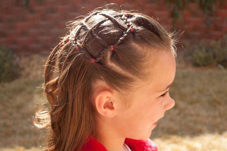 Павутинка з косичок - Зачіски на середнє волосся для дівчаток