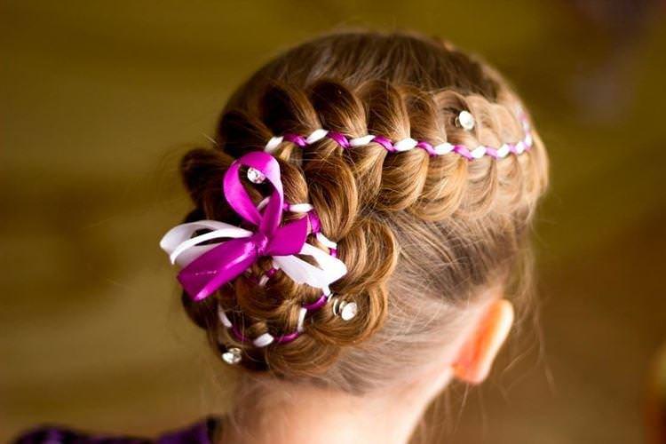 Вільна кіска-змійка - Зачіски на середнє волосся для дівчаток
