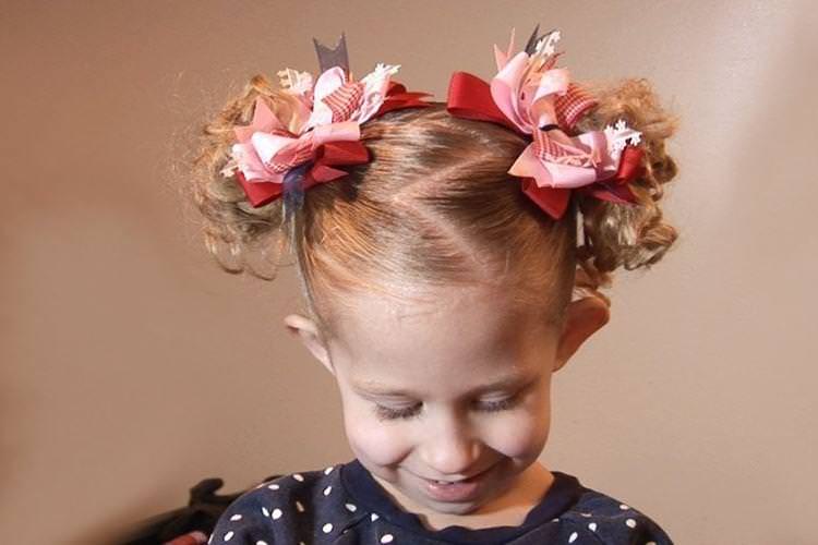 Хвостики з бантами - Зачіски на середнє волосся для дівчаток