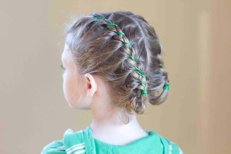 Колоски зі стрічками - Зачіски на середнє волосся для дівчаток