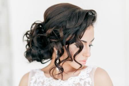 Весільні зачіски на довге волосся: 20 ідей