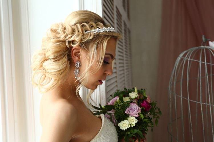 Коса з діадемою - Весільні зачіски на середнє волосся