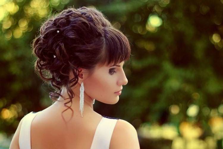 Весільна класика з чубчиком - Весільні зачіски на середнє волосся