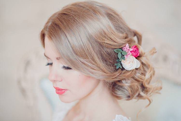 Квіткова романтика - Весільні зачіски на середнє волосся