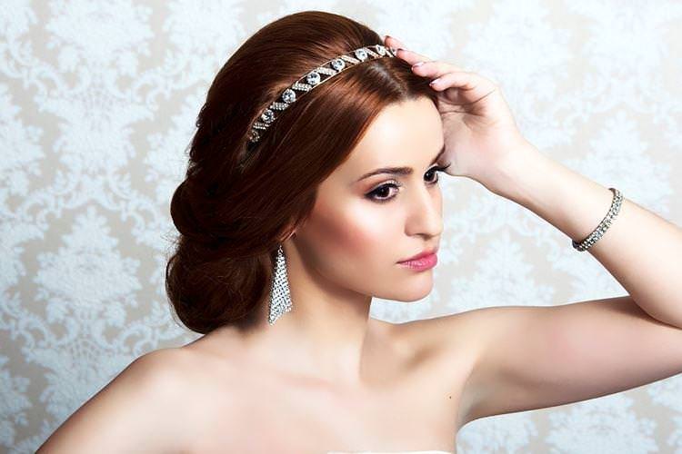 Елегантна лаконічність з діадемою - Весільні зачіски на середнє волосся