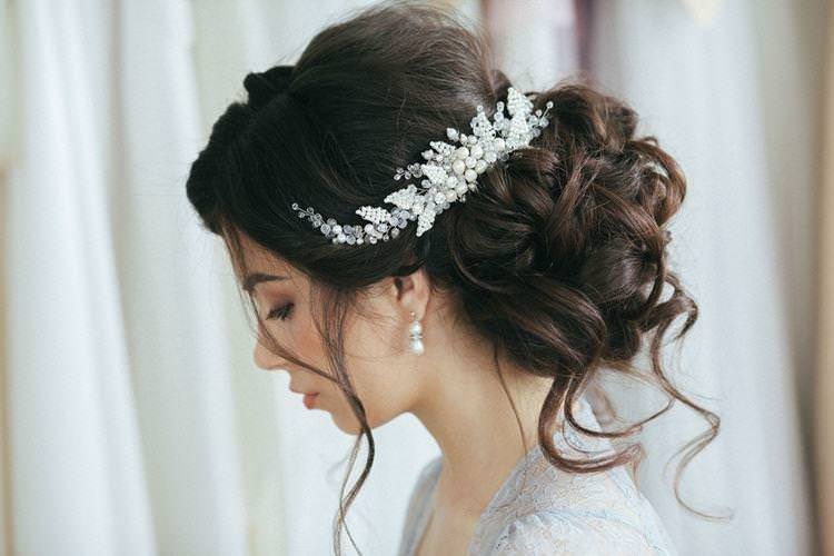 Пучок з асиметричною шпилькою - Весільні зачіски на довге волосся