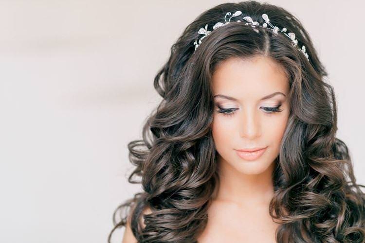 Густі локони з діадемою - Весільні зачіски на довге волосся
