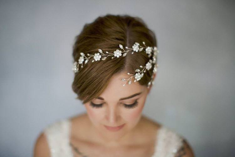 Просте укладання з діадемою - Весільні зачіски на коротке волосся