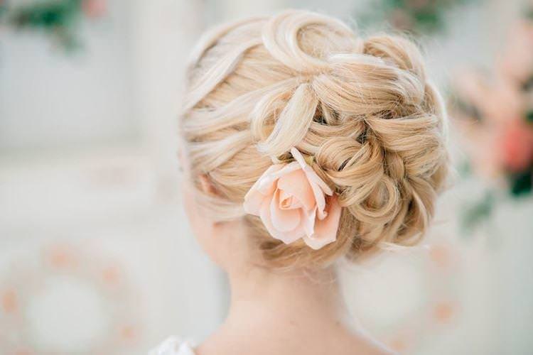 Ніжність з квітами - Весільні зачіски на середнє волосся