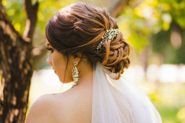 Ніжний пучок з фатою - Весільні зачіски на середнє волосся