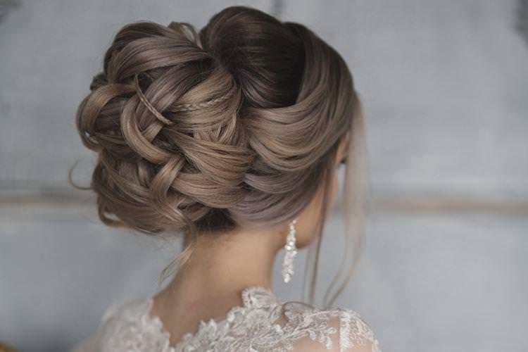 Об'ємний пучок з тонкими косами - Весільні зачіски на довге волосся