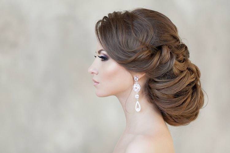 Об'ємний мінімалізм - Весільні зачіски на довге волосся