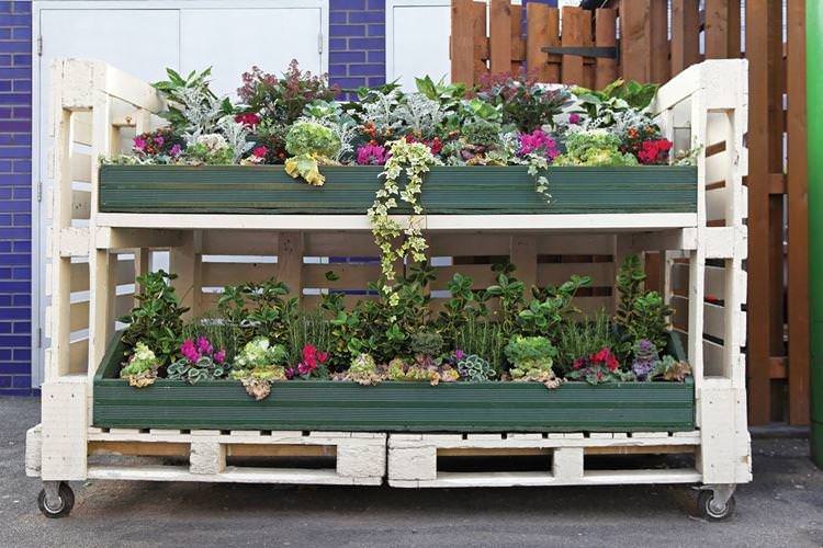Підставка для квітів - Садові меблі з піддонів для дачі фото
