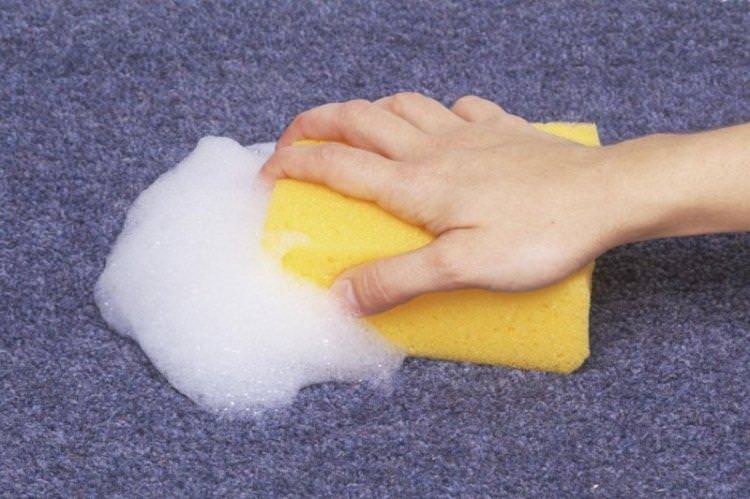 Як почистити килим мильним розчином у домашніх умовах
