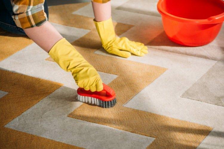 Як позбутися застарілих плям на килимі