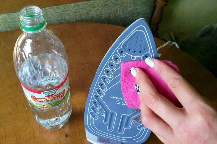 Як почистити праску від пригару оцтом у домашніх умовах