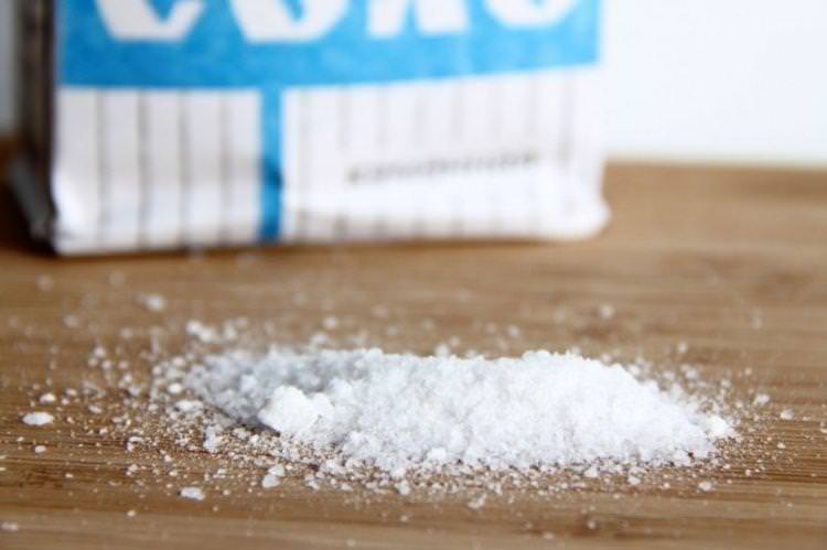 Як почистити праску від пригару сіллю в домашніх умовах