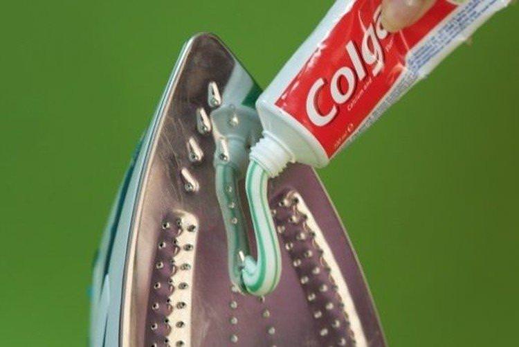 Як почистити праску від пригару зубною пастою в домашніх умовах