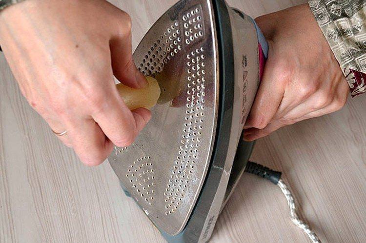 Як почистити праску від пригару парафіном у домашніх умовах