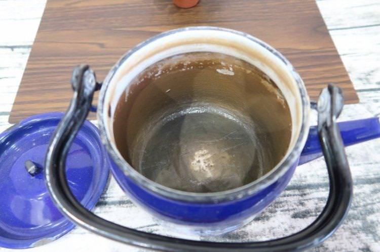 Як очистити застарілий накип у чайнику содою, лимонною кислотою та оцтом