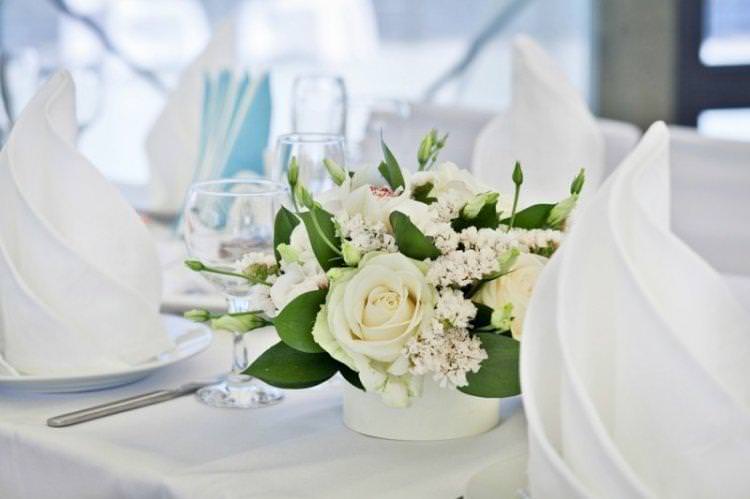 Квіткові композиції на столі - Квітковий декор на весілля