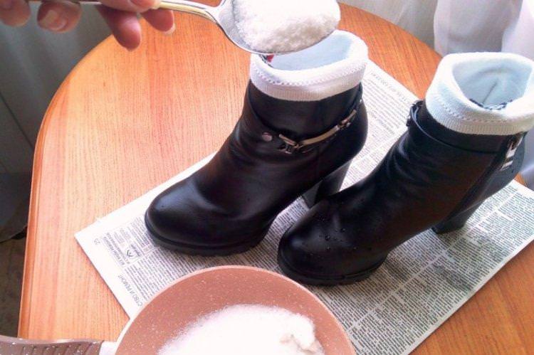 Шкарпетки з сіллю - Як прибрати запах із взуття в домашніх умовах