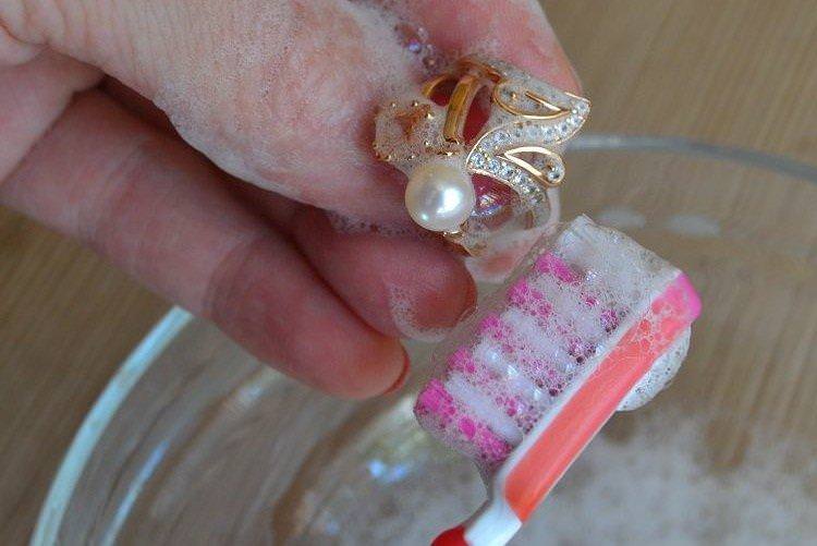 Зубний порошок або паста - Як почистити золото в домашніх умовах
