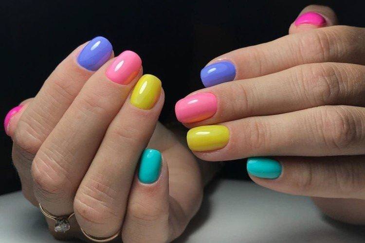 Різнобарвний манікюр на короткі нігті